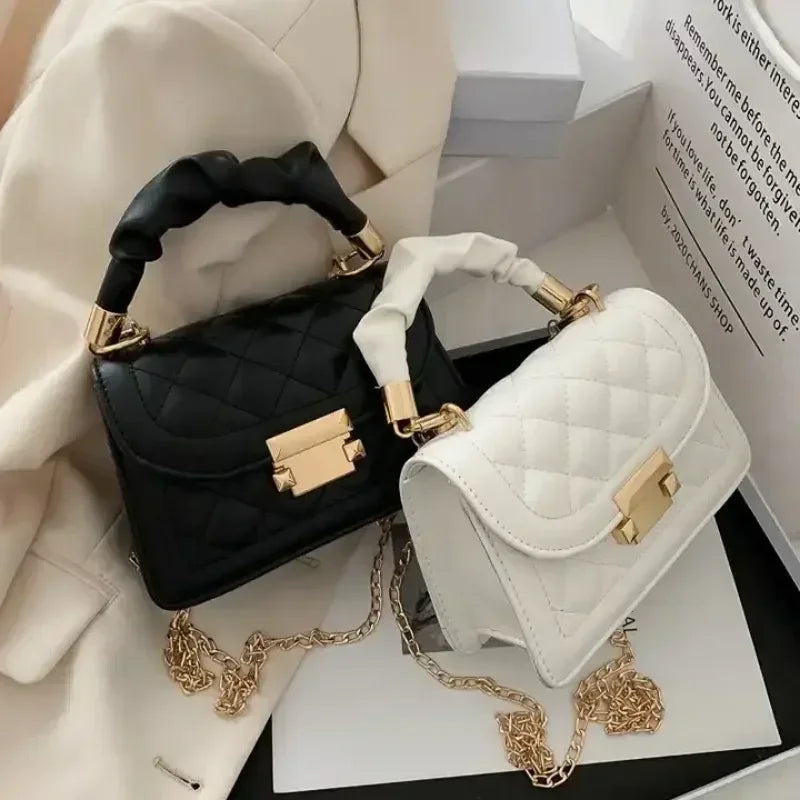 Cartera mini romboidal con cadena