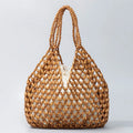 Cartera tejida con cuentas de madera
